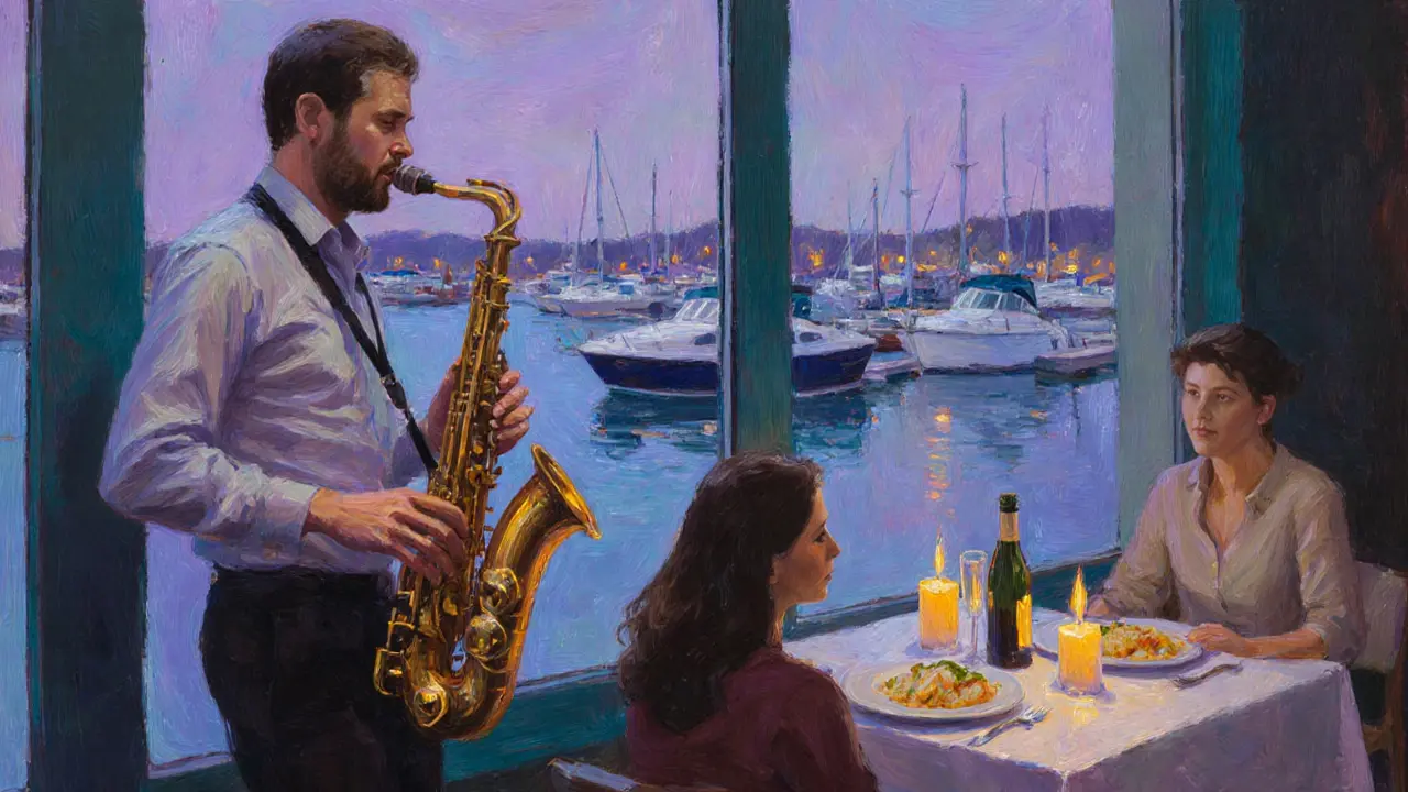 Live‑Jazz bei Le Quai, ein Saxophonist spielt, während ein Paar am Fenster am Hafen sitzt.