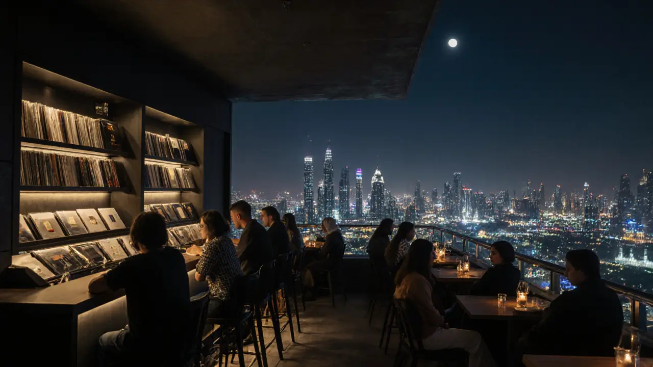 Dachbar mit Blick auf die Skyline, ruhig und ohne grelles Licht, nur stilvolle Stille.