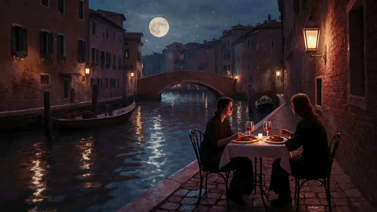 Ein Paar genießt einen Abend am Navigli-Kanal, Lichter der Boote spiegeln sich im Wasser.