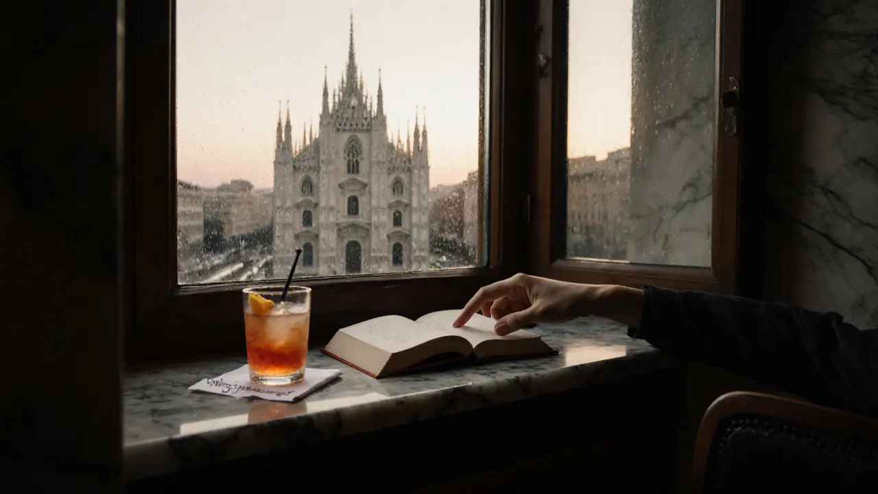 Eine elegante Hand legt ein Buch auf einen Fenstersims in Mailand, ein Glas Aperol Spritz und eine Notiz daneben — Stille und Erinnerung.
