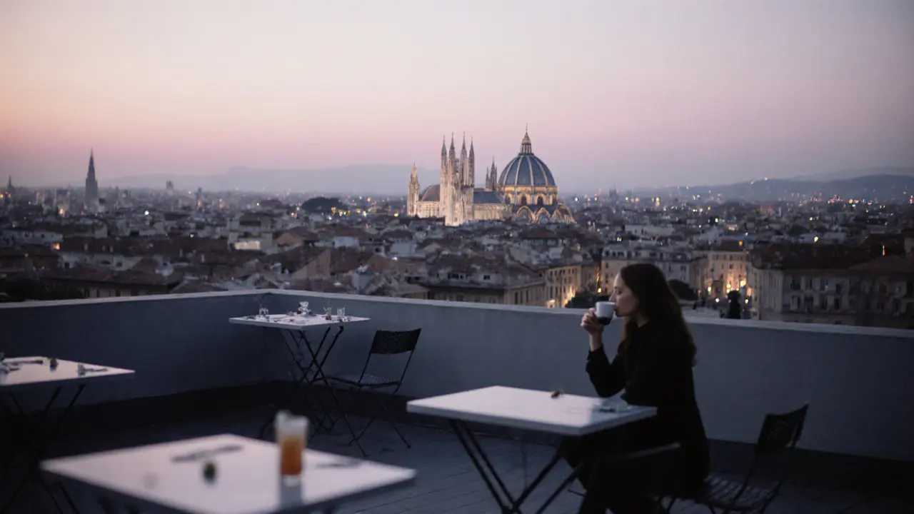 Ruhe auf der Dachterrasse von Corso Como 10 bei Morgendämmerung mit Blick auf den Mailänder Dom.