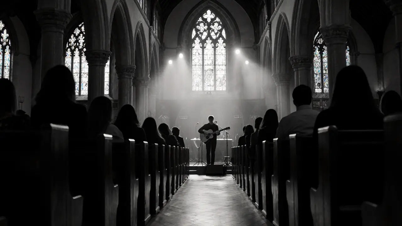 Stille akustische Aufführung in einer Kirche mit Lichtstrahlen durch Buntglasfenster.