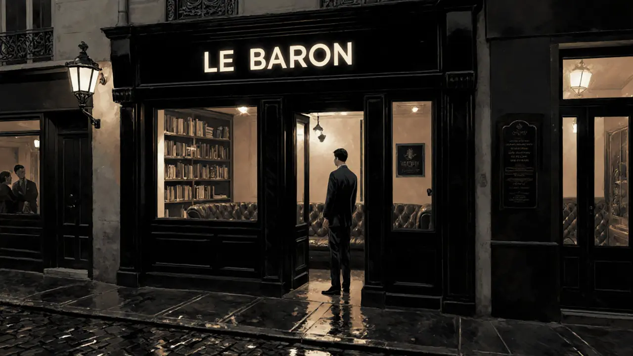 Unmarkierte schwarze Tür in einer dunklen Pariser Gasse, eine Person beobachtet einen Gast.