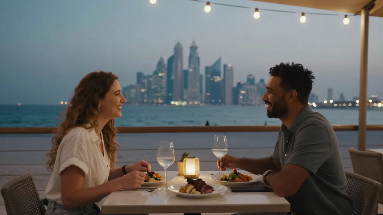 Ein Paar genießt ein Abendessen an der Jumeirah Beach-Terrasse, Gespräche und Lachen in der Abenddämmerung, Dubai-Skyline im Hintergrund.