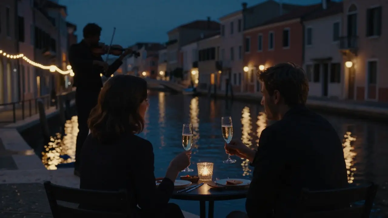 Ein Paar genießt einen Abend am Navigli-Kanal mit Prosecco und Musik.