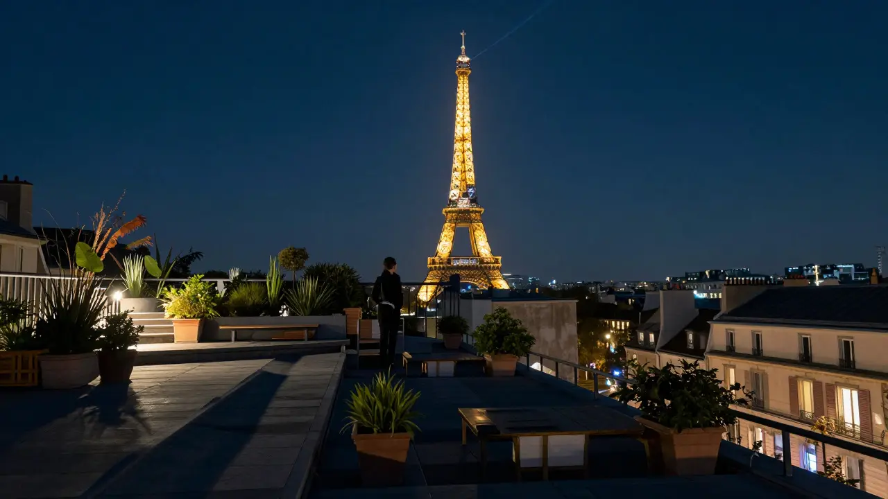 Eine einsame Gestalt blickt von einer Dachterrasse auf den leuchtenden Eiffelturm in der nächtlichen Stadt.