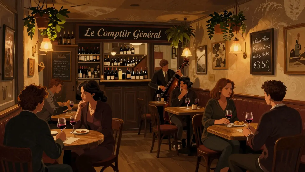 Gemütliche Weinbar in Belleville mit Vintage-Möbeln und live Jazz-Musik, Gäste trinken Rotwein.