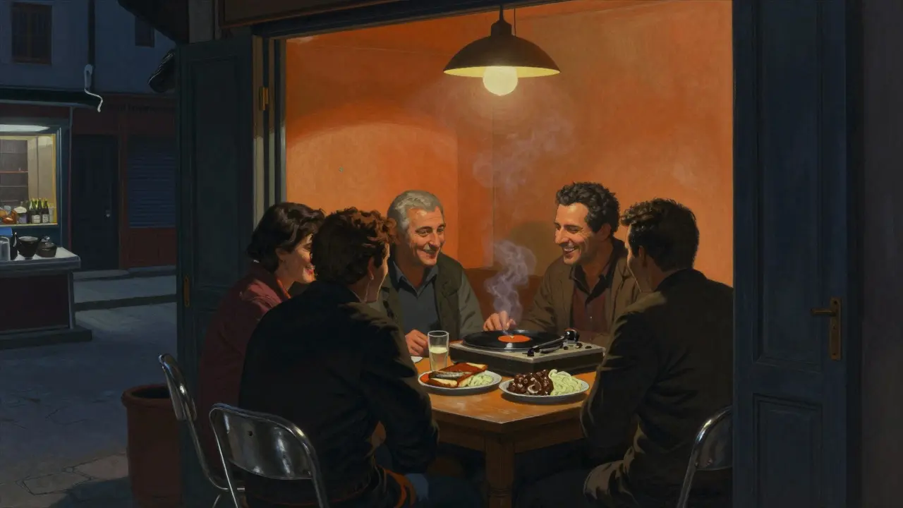 Kleine, authentische Bar mit Freunden, die spät nachts zusammen sitzen und lachen.