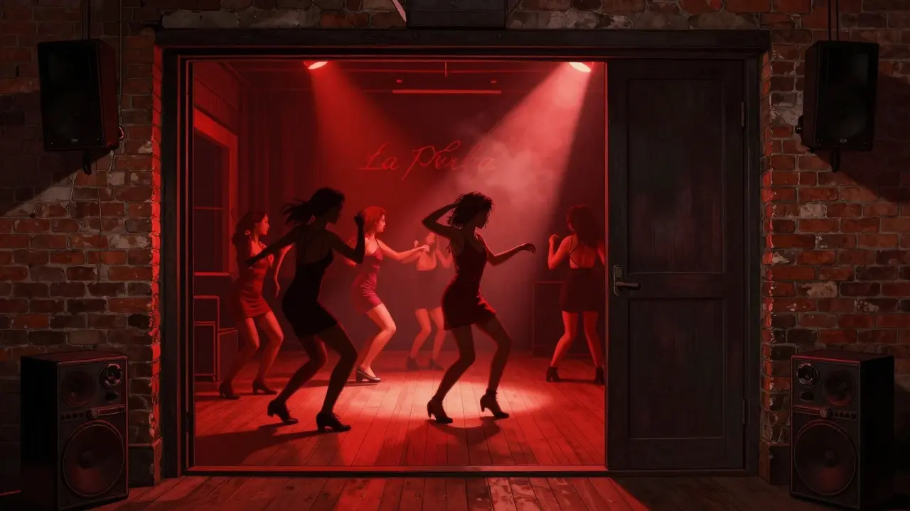 Versteckter Club in Mailand mit tanzenden Menschen unter rotem Licht und industrialer Atmosphäre.