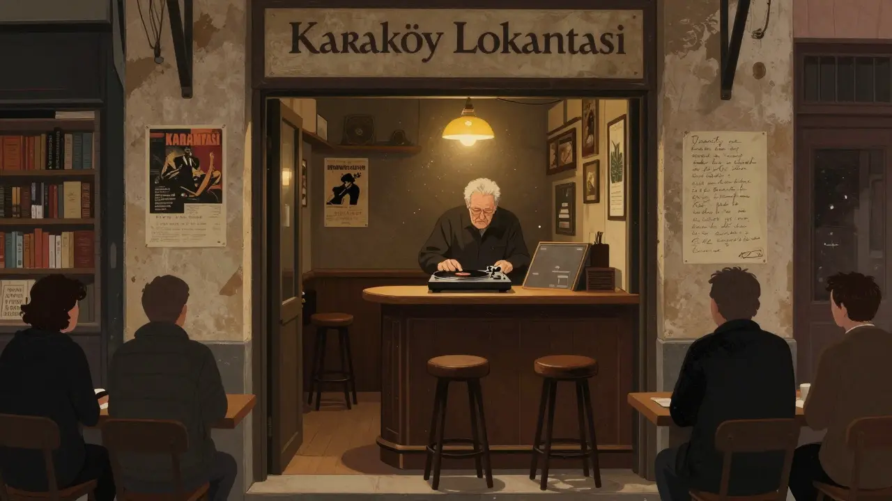 Versteckter Jazz-Keller in Karaköy mit Vintage-Plattenspieler, drei Stühlen und ruhigen Zuhörern bei gedämpftem Licht.